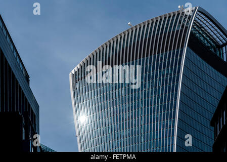 Ein Blick auf 20 Fenchurch Street auch bekannt als das "Walkie-Talkie" an einem sonnigen Wintertag Stockfoto