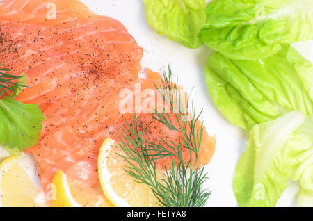 Lachs-Carpaccio mit Zitrone und frischen Kräutern Stockfoto