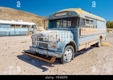 Zwei verlassene Busse in der kleinen Stadt Tecopa, California desert Stockfoto