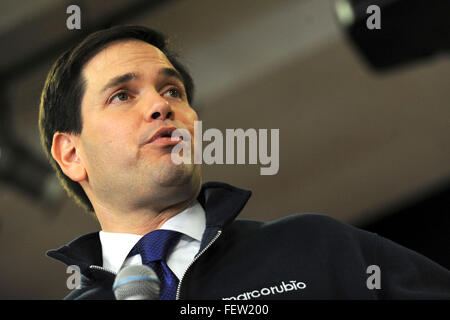 Bedford, New Hampshire. 7. Februar 2016. Republikanische Präsidentschaftskandidat Senator Marco Rubio (R -FL) hält eine Bürgerversammlung in der Cafeteria McKelvie Intermediate School 7. Februar 2016 in Bedford, New Hampshire. Hunderte von Menschen kamen zur Veranstaltung Rubio sehen nur zwei Tage, bevor der Wähler zu den Urnen im Präsidentenprimär "zuerst in der Nation" gehen. © Dpa/Alamy Live-Nachrichten Stockfoto