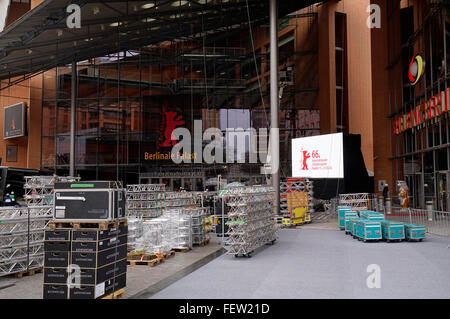 Der Aufbau des Roten Teppichs Vor Dem Berlinale Palast Beginnt bin Marlene-Dietrich-Platz. Berlin, 08.02.2016 Stockfoto