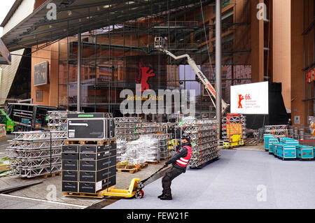 Der Aufbau des Roten Teppichs Vor Dem Berlinale Palast Beginnt bin Marlene-Dietrich-Platz. Berlin, 08.02.2016 Stockfoto