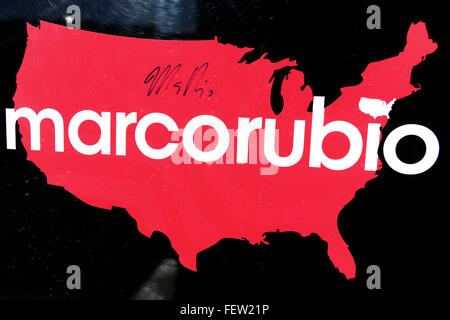 Bedford, New Hampshire. 7. Februar 2016. Republikanische Präsidentschaftskandidat Senator Marco Rubio (R -FL) hält eine Bürgerversammlung in der Cafeteria McKelvie Intermediate School 7. Februar 2016 in Bedford, New Hampshire. Hunderte von Menschen kamen zur Veranstaltung Rubio sehen nur zwei Tage, bevor der Wähler zu den Urnen im Präsidentenprimär "zuerst in der Nation" gehen. © Dpa/Alamy Live-Nachrichten Stockfoto