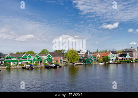 Typische Gebäude auf dem Wasser-Kanal bei Zaanse Schans, Amsterdam, Holland Stockfoto