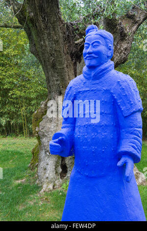 Blaue Kunststoff-Statue Vertretung eines chinesischen Terrakotta Soldaten, Millenium Olivenbaum hinter Bacalhoa Weingut, Azeitao, Setubal Halbinsel, Lissabons Küste, Portugal, Europa Stockfoto