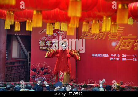 Der Provinz Hunan Changsha, China. 9. Februar 2016. Ein Schauspieler führt Oper während ein Frühlingsfest Tempel fair im Huogong Tempel in Changsha, Zentral-China Provinz Hunan, 9. Februar 2016. Traditionelle Kunst-Ausstellungen des Tempels Messe lockte eine große Zahl von Touristen. © Lange Hongtao/Xinhua/Alamy Live-Nachrichten Stockfoto