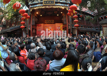 Der Provinz Hunan Changsha, China. 9. Februar 2016. Ein Schauspieler führt Oper während ein Frühlingsfest Tempel fair im Huogong Tempel in Changsha, Zentral-China Provinz Hunan, 9. Februar 2016. Traditionelle Kunst-Ausstellungen des Tempels Messe lockte eine große Zahl von Touristen. © Lange Hongtao/Xinhua/Alamy Live-Nachrichten Stockfoto