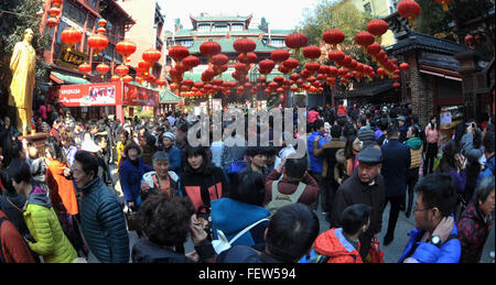 Der Provinz Hunan Changsha, China. 9. Februar 2016. 9. Februar 2016 besuchen Menschen einen Frühlingsfest-Tempel im Huogong Tempel in Changsha, Zentral-China Provinz Hunan, fair. Traditionelle Kunst-Ausstellungen des Tempels Messe lockte eine große Zahl von Touristen. © Lange Hongtao/Xinhua/Alamy Live-Nachrichten Stockfoto