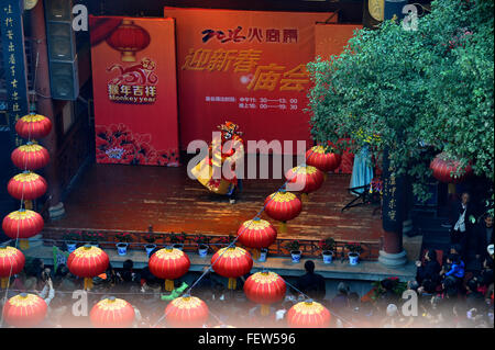 Der Provinz Hunan Changsha, China. 9. Februar 2016. Ein Schauspieler führt Oper während ein Frühlingsfest Tempel fair im Huogong Tempel in Changsha, Zentral-China Provinz Hunan, 9. Februar 2016. Traditionelle Kunst-Ausstellungen des Tempels Messe lockte eine große Zahl von Touristen. © Lange Hongtao/Xinhua/Alamy Live-Nachrichten Stockfoto