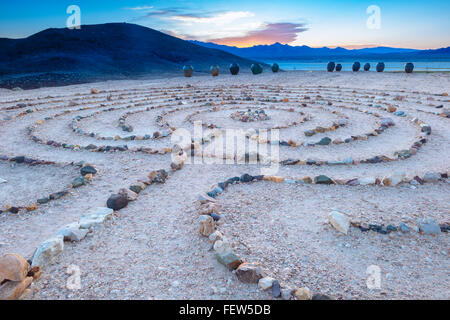 Yaga Labyrinth, mit Blick auf die kleine Wüstenstadt Tecopa, Kalifornien und Umgebung: Stockfoto