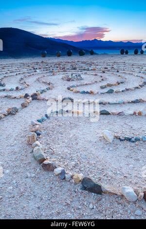 Yaga Labyrinth, mit Blick auf die kleine Wüstenstadt Tecopa, Kalifornien und Umgebung: Stockfoto