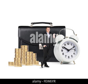 Business-Frau in der Nähe von Alarm, Aktenkoffer und Münzen Stockfoto