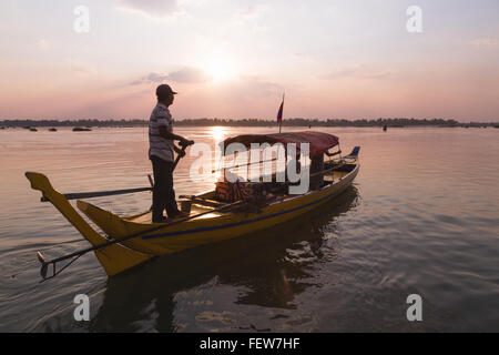 Süßwasser-Delphine beobachten auf dem Mekong, Kambodscha. Stockfoto