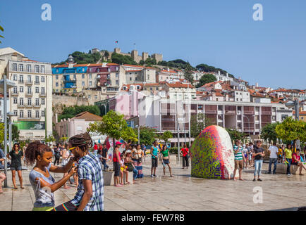 Portugal, Lissabon, Largo Martim Moniz ist ein beliebter Treffpunkt unter den Hügel Festung Castelo de Sao Jorge Stockfoto