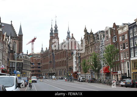 Magna Plaza Einkaufszentrum am Nieuwezijds Voorburgwal 182, Amsterdam, Niederlande. Stockfoto