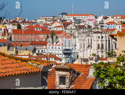 Portugal, Lissabon, Blick über die Dächer des Viertels Baixa in Richtung Santa Justa Aufzug und die Ruinen des Carmo Klosters Stockfoto