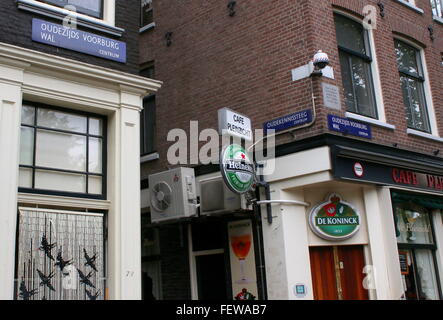 Alten Cafés in der Innenstadt von Amsterdam, Niederlande am Oudezijds Voorburgwal und Oudekennissteeg (alte Acquantaince Gasse) Stockfoto