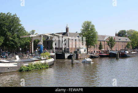 Alte hölzerne Zugbrücke neben Hermitage Amsterdam Museum am Ufer der Amstel Flusses, untergebracht im ehemaligen 17. Jahrhundert Amstelhof Gebäude Stockfoto