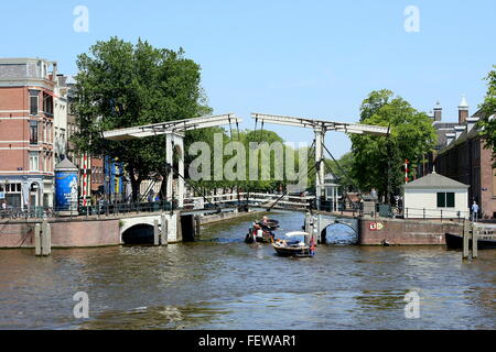 Alte weiße hölzerne Zugbrücke Amstel Fluss Nieuwe Herengracht Kanal, Amsterdam, Niederlande (in der Nähe Eremitage trifft) Stockfoto