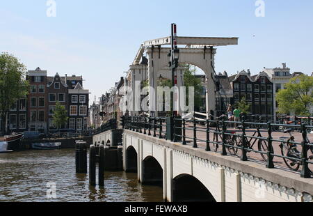 Fahrräder geparkt auf Magere Brug oder "Magere Brücke" über den Fluss Amstel im Zentrum von Amsterdam, Niederlande Stockfoto