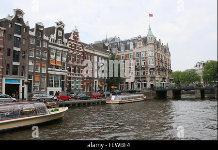 Alte Giebelhäuser entlang Rokin Kanal, Amsterdam, Niederlande. Im Background Hotel De L'Europe, Nieuwe Doelenstraat 2-14 Stockfoto