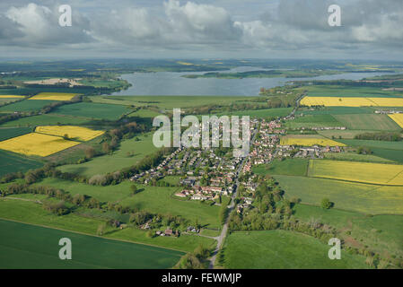 Eine Luftaufnahme von der Rutland Empingham, mit der umgebenden Landschaft und Rutland Water sichtbar Stockfoto