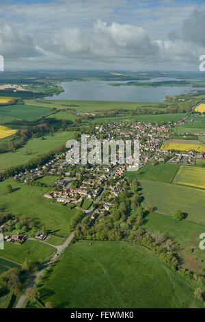 Eine Luftaufnahme von der Rutland Empingham, mit der umgebenden Landschaft und Rutland Water sichtbar Stockfoto