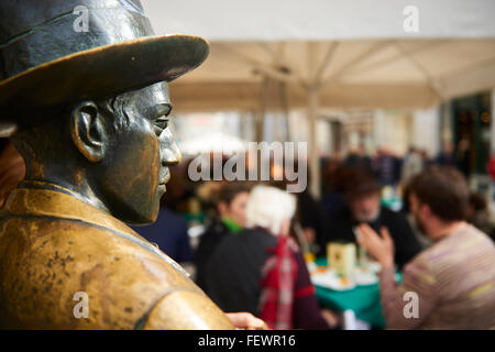 Statue von Fernando Pessoa (Lissabon, 1888 – 1935), portugiesischer Dichter und Schriftsteller, sitzen an einem Tisch im Café Brasileira, 1988, Stockfoto