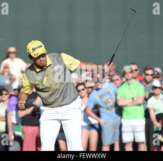 Scottsdale, Arizona, USA. 7. Februar 2016. Hideki Matsuyama (JPN) Golf: Hideki Matsuyama in Japan feiert nach ein Birdie am 18. green bei der Endrunde der Waste Management Phoenix Open im TPC Scottsdale in Scottsdale, Arizona, Vereinigte Staaten von Amerika putt machen. © AFLO/Alamy Live-Nachrichten Stockfoto