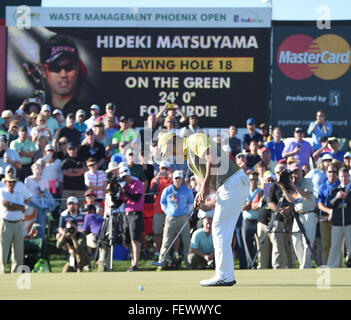 Scottsdale, Arizona, USA. 7. Februar 2016. Hideki Matsuyama (JPN) Golf: Hideki Matsuyama in Japan putts für Birdie auf dem 18. Grün, der ersten Playoff-Loch, während der Endrunde der Waste Management Phoenix Open im TPC Scottsdale in Scottsdale, Arizona, Vereinigte Staaten von Amerika. © AFLO/Alamy Live-Nachrichten Stockfoto