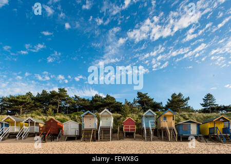 Bunte hölzerne Strandhütten auf sandigen Strand von Wells Next-the-Sea, Norfolk, Großbritannien Stockfoto