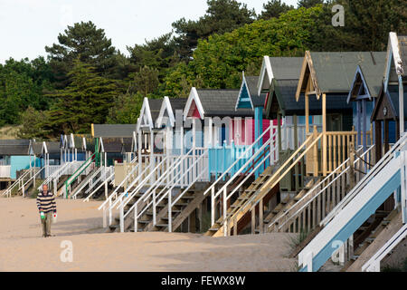 Bunte hölzerne Strandhütten auf sandigen Strand von Wells Next-the-Sea, Norfolk, Großbritannien Stockfoto