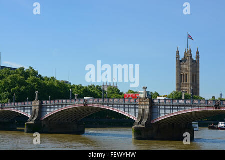 Lambeth Bridge über die Themse in London, England. Mit Houses of Parliament in Westminster im Hintergrund. Stockfoto