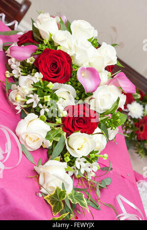 Legen Sie Blume auf den Tisch, für Hochzeit Stockfoto