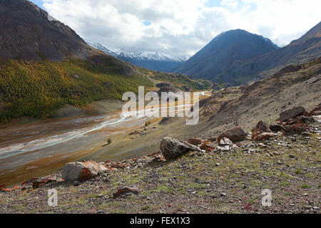 Taldura Fluss im Altai-Gebirge im Frühherbst Stockfoto