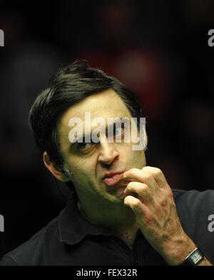 Englischer Snookerspieler Ronnie O'Sullivan dient als Co-Kommentator für Eurosport während 2016 Snooker German Masters Finale in Berlin, Deutschland, 7. Februar 2016. Foto: ROLAND POPP/Dpa - NO-Draht-Dienst- Stockfoto