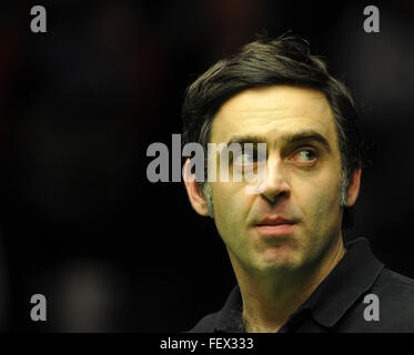 Englischer Snookerspieler Ronnie O'Sullivan dient als Co-Kommentator für Eurosport während 2016 Snooker German Masters Finale in Berlin, Deutschland, 7. Februar 2016. Foto: ROLAND POPP/Dpa - NO-Draht-Dienst- Stockfoto