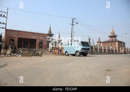 Srinagar, Kaschmir. 9. Februar 2016. Verlassene Ansicht der berühmten Moschee Jamia Masjid Srinagar während Ausgangssperre am Jahrestag der Hinrichtung von Afzal Guru, ein Kashmiri, verurteilt und Todesurteil wegen seiner mutmaßlichen Rolle bei dem 2001 Anschlag auf das indische Parlament. Bildnachweis: Basit Zargar/Alamy Live-Nachrichten Stockfoto