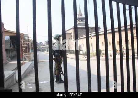 Srinagar, Kaschmir. 9. Februar 2016. Eine indische paramilitärischer Soldat steht Wache vor der großen Moschee - Jamia Masjid während eine Ausgangssperre in Srinagar am 9. Februar 2016 Credit: Basit Zargar/Alamy Live-Nachrichten Stockfoto