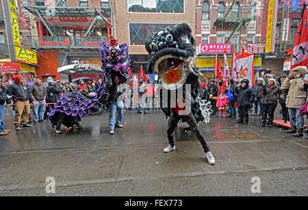 Einen Drachentanz vor einem Restaurant an der Mott Street in Chinatown in New York City am Lunar Neujahr 2016. Stockfoto