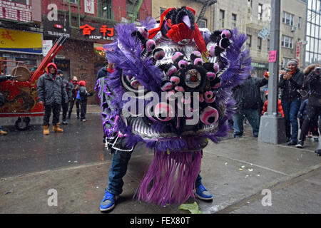 Einen Drachentanz vor einem Restaurant an der Mott Street in Chinatown in New York City am Lunar Neujahr 2016. Stockfoto