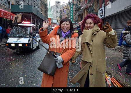 Gut gekleidet zwei asiatische Frauen Welle nach der Einnahme ein Selbstporträt auf der Mott Street in Chinatown, New York am Tages des Neujahrs Parade Stockfoto