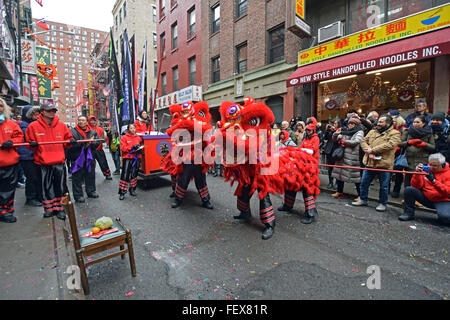 Einen Drachentanz vor einem Restaurant in der Doyers Street in Chinatown in New York City am Lunar Neujahr 2016. Stockfoto