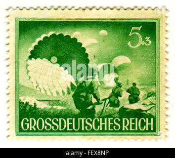 GOMEL, Weißrussland - Februar 2016: Eine Briefmarke gedruckt in Deutschland zeigt Bild von Deutschland Fallschirmspringer, ca. 1944. Stockfoto