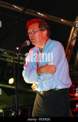 Anthony Howard "Tony" Wilson von Factory Records Einführung die Happy Mondays band bei der geladen im Park Festival 2004 Stockfoto