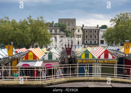 Markt, Ort und Burg im Hintergrund, Norwich, Norfolk, Großbritannien Stockfoto