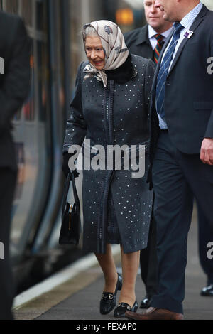 Kings Lynn, Norfolk, Großbritannien. 8. Februar 2016. HM Königin Elizabeth II Abfahrt Kings Lynn mit dem Zug. . Kings Lynn, Norfolk, Großbritannien. . 08.02.2016 verlässt HM Königin Elizabeth II Kings Lynn mit dem Zug. Wie ein Mitglied der Öffentlichkeit reist sie in den öffentlichen Zug nach ihrem Jahresurlaub Weihnachten in Sandringham, Norfolk. Es ist nicht ungewöhnlich, dass der Monarch, öffentliche Verkehrsmittel zu benutzen, wenn sie nach Kings Lynn reist.  Bildnachweis: Paul Marriott/Alamy Live-Nachrichten Stockfoto