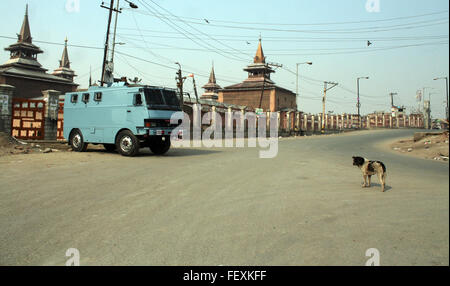 Srinagar, Kaschmir. 9. Februar 2016. Indische paramilitärische Soldaten halten Wache im Seite ein Armoud Fahrzeug während einer Ausgangssperre in Srinagar, Indien kontrollierten Kashmir.Curfew schützend als mehrere Gruppen, die zu einem Streik am Jahrestag der Hinrichtung von Afzal Guru, ein Kashmiri, verurteilt und Todesurteil wegen seiner mutmaßlichen Rolle in dem 2001 Angriff auf indischen Parlament Ehre, aufgerufen verhängt wurde: Sofi Suhail/Alamy Live News Stockfoto