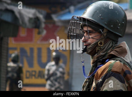 Srinagar, Kaschmir. 9. Februar 2016. Indische paramilitärische Soldaten halten Wache Straßen während einer Ausgangssperre in Srinagar, Indien kontrollierten Kashmir.Curfew schützend als mehrere Gruppen, die zu einem Streik am Jahrestag der Hinrichtung von Afzal Guru, ein Kashmiri, verurteilt und Todesurteil wegen seiner mutmaßlichen Rolle in dem 2001 Angriff auf indischen Parlament Ehre, aufgerufen verhängt wurde: Sofi Suhail/Alamy Live News Stockfoto