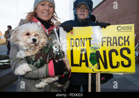 Blackpool, Lancashire, Großbritannien, 9. Februar, 2016. Die Entscheidung über die Genehmigung Shale Gas bohren - oder fracking ist bei dieser Anhörung in Blackpool entschieden werden. Energie Firma Cuadrilla attraktiv ist die Weigerung des Rates, damit Fracking auf zwei Standorte in Plumpton & Roseacre Woods. Das Verfahren, mit dem der Staatssekretär das Ergebnis zu entscheiden, nach der Berufung nach zwei erdstöße im Jahr 2011 Menschen in der Region sind über die umstrittenen Pläne für Shale Gas Exploration besorgt. Stockfoto